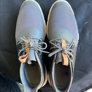 Men's golf shoes